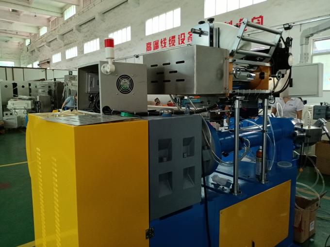Het type van de Eigenschapbeschrijving van de silicone hangt de automatische voeder Materiële Silicone het Voeden methode Automatische het Voeden capaciteit van de materiaal het Voeden het systeem van de systeemcontrole op PLC-Gebaseerde controle het Voeden nauwkeurigheid af Hoge nauwkeurigheid met tolerantie van gram ±1 of de betere Vultrechtercapaciteit hangt van het materiële Roestvrije staal van de materiaalvultrechter of andere corrosiebestendige het mechanisme Trillende voeder van de metaallossing af, bewaken de schroeftransportband of de pneumatische van de Veiligheidseigenschappen van de klep reinigingsmethode Hand of automatische de Overbelastingsbescherming, noodsituatieeinde, veiligheid Voeding AC of gelijkstroom, afhankelijk van de consumptie van de materiaalmacht varieert afhankelijk van het materiaal en het gebruik     Silicone het automatische verwijst voeden naar een proces waar het siliconemateriaal automatisch in een machine of een materiaal voor productiedoeleinden wordt gevoed. Dit proces wordt algemeen gebruikt in de productie van op silicone-gebaseerde producten zoals kabels, draden, en andere elektronische componenten.  Het silicone automatische het voeden proces impliceert typisch het gebruik van een een het voeden machine of systeem die automatisch siliconemateriaal van een opslagcontainer aan het productiemateriaal overbrengen. Het het voeden systeem is typisch uitgerust met sensoren en controles die controleren en de stroom die van materiaal regelen ervoor zorgen, dat de correcte hoeveelheid silicone aan het productiemateriaal wordt geleverd.  Enkele voordelen van silicone het automatische voeden omvatten verhoogde efficiency, betere nauwkeurigheid, en lagere loonkosten. Door het het voeden proces te automatiseren, kunnen de fabrikanten ervoor zorgen dat de correcte hoeveelheid materiaal aan het productiemateriaal die wordt geleverd, die afval verminderen en algemene productkwaliteit verbeteren. Bovendien, kan het gebruik van automatische het voeden systemen de behoefte aan handarbeid verminderen, drukkend loonkosten en verhogend productiviteit.
